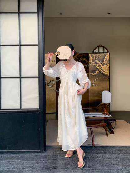 Xin Duo Graceful Embroided Dress