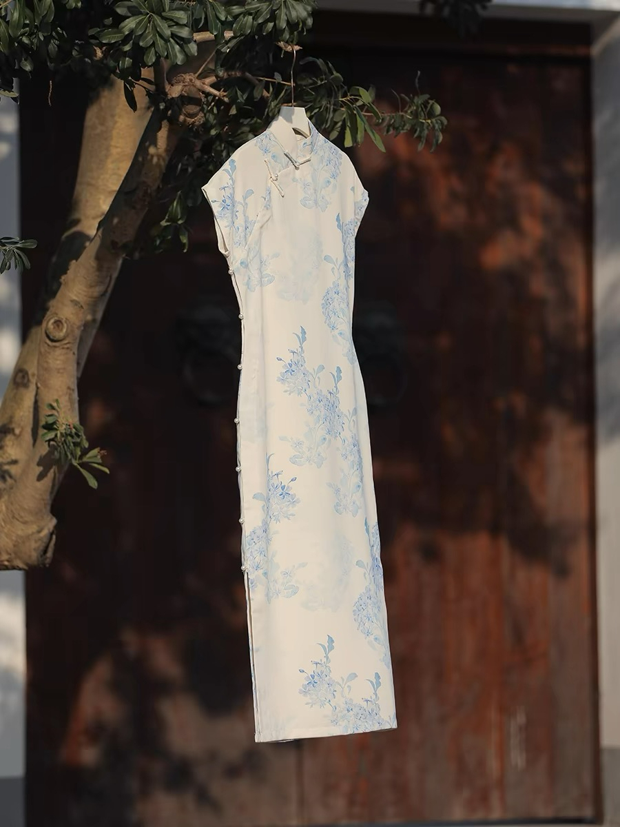 Yan Yin Full Placket Blue Floral Cheongsam-The Black Bow-