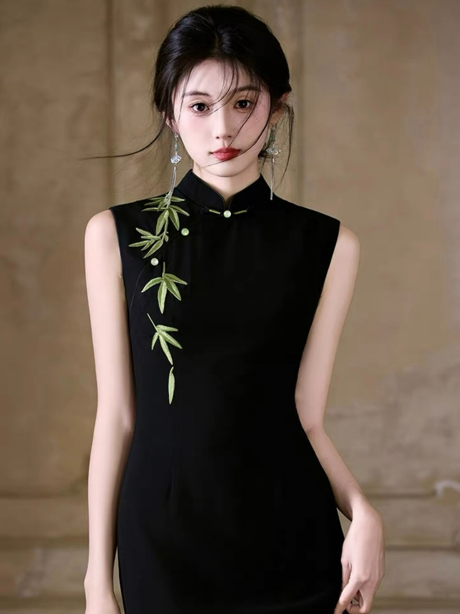Han Bi Bamboo Embroided Sleeveless Cheongsam