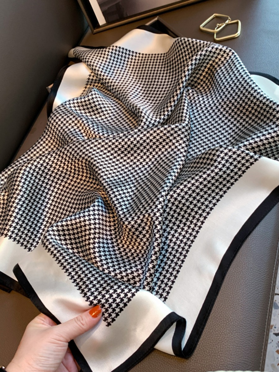 Vintage Checked Pattern Scarf-The Black Bow-