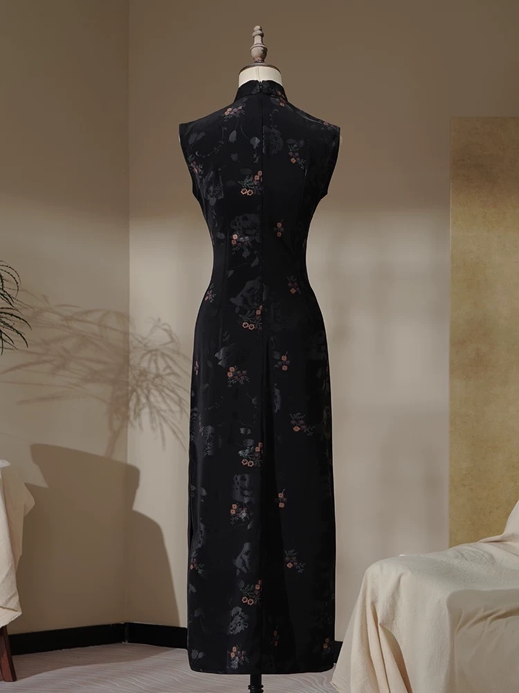 Ya Hua Floral Embossed Cheongsam-The Black Bow-