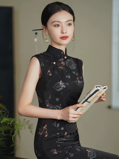 Ya Hua Floral Embossed Cheongsam-The Black Bow-