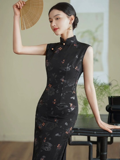 Ya Hua Floral Embossed Cheongsam-The Black Bow-