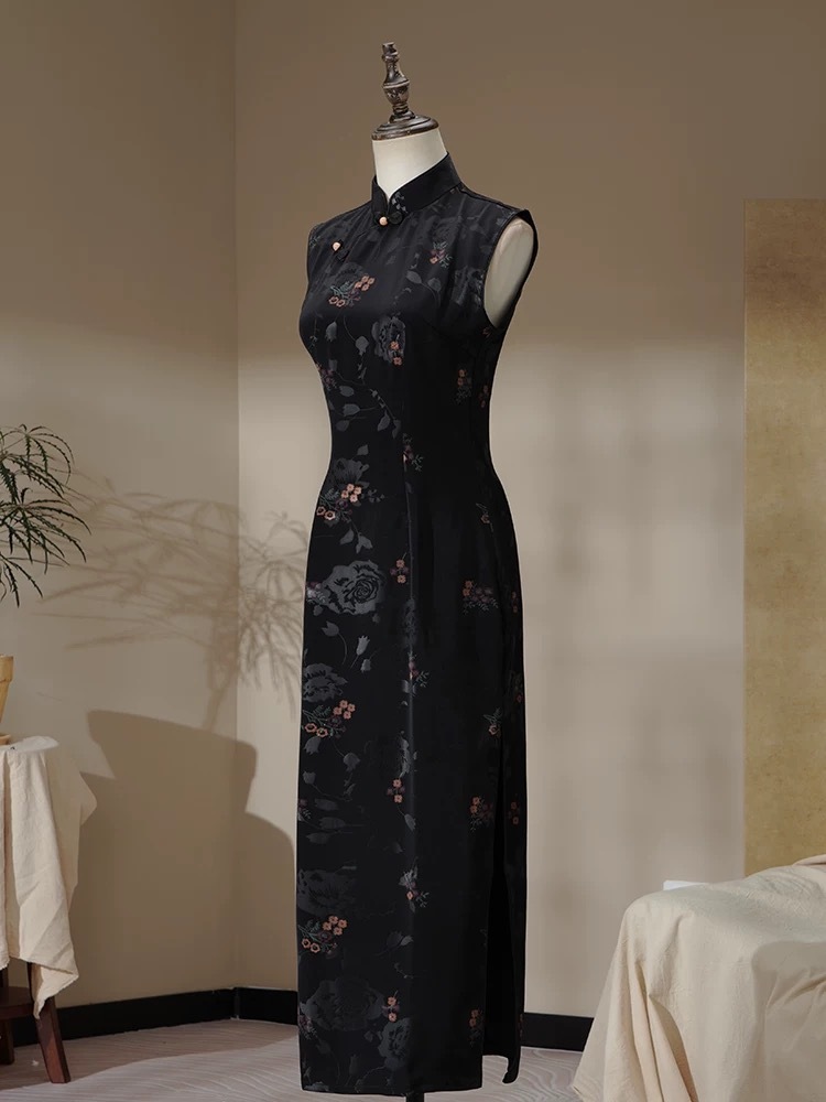 Ya Hua Floral Embossed Cheongsam-The Black Bow-