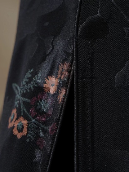 Ya Hua Floral Embossed Cheongsam-The Black Bow-