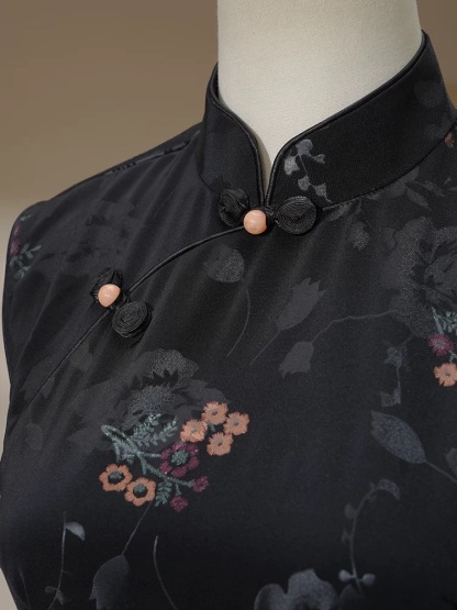 Ya Hua Floral Embossed Cheongsam-The Black Bow-