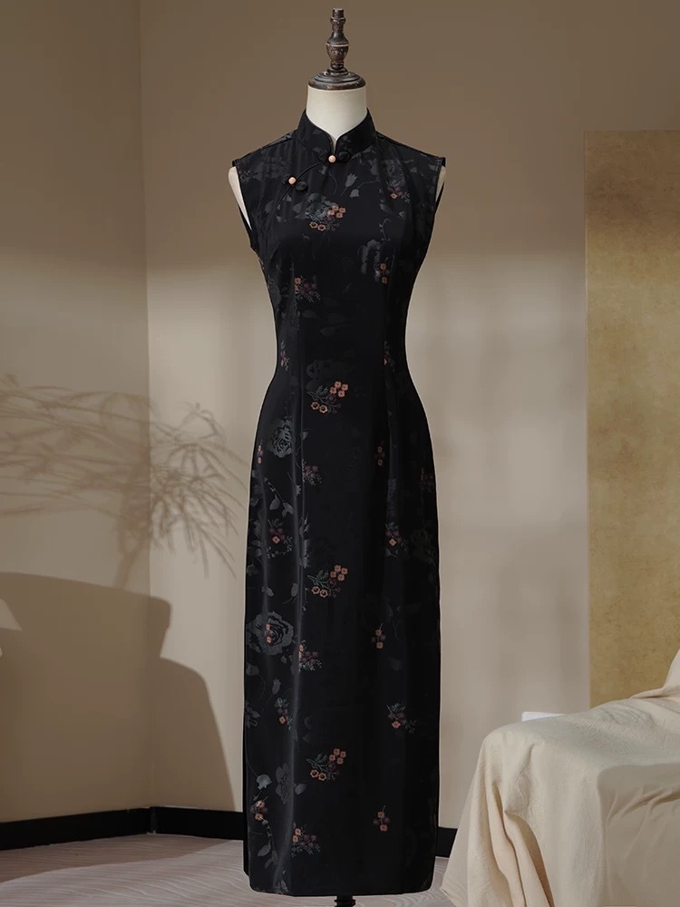Ya Hua Floral Embossed Cheongsam-The Black Bow-
