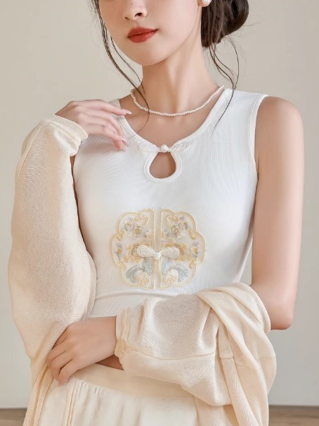 Zhi Zhi Oriental Pankou Padded Top-The Black Bow-