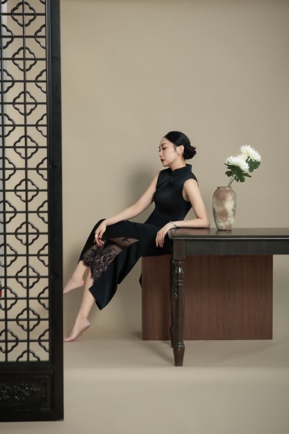 Shuang Ze Side Slide Lacey Cheongsam