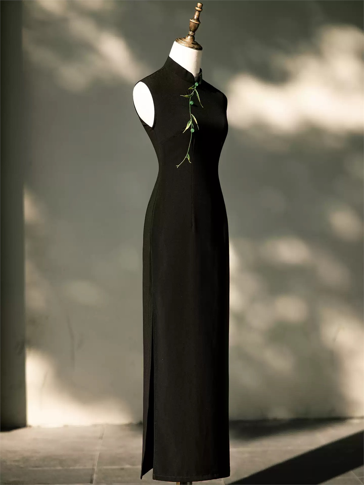 Yun Cha Floral Embroidered Sleeveless Knit Cheongsam