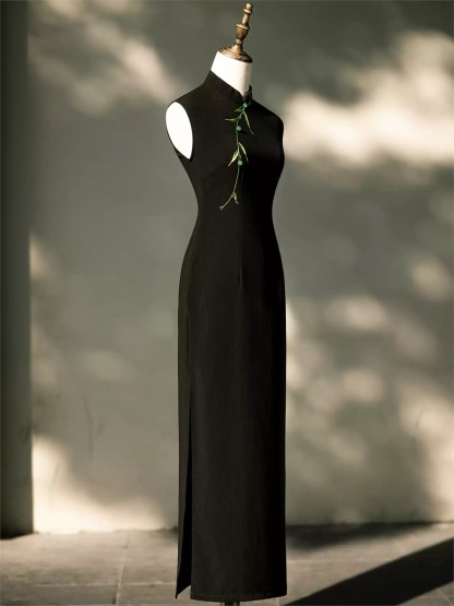 Yun Cha Floral Embroidered Sleeveless Knit Cheongsam