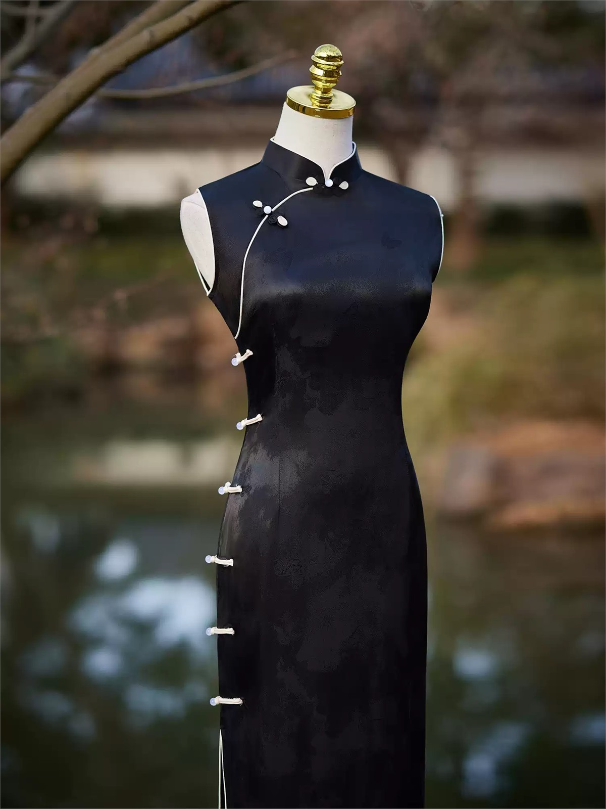 Yun Ai Pearl Button Sleeveless Jacquard Cheongsam