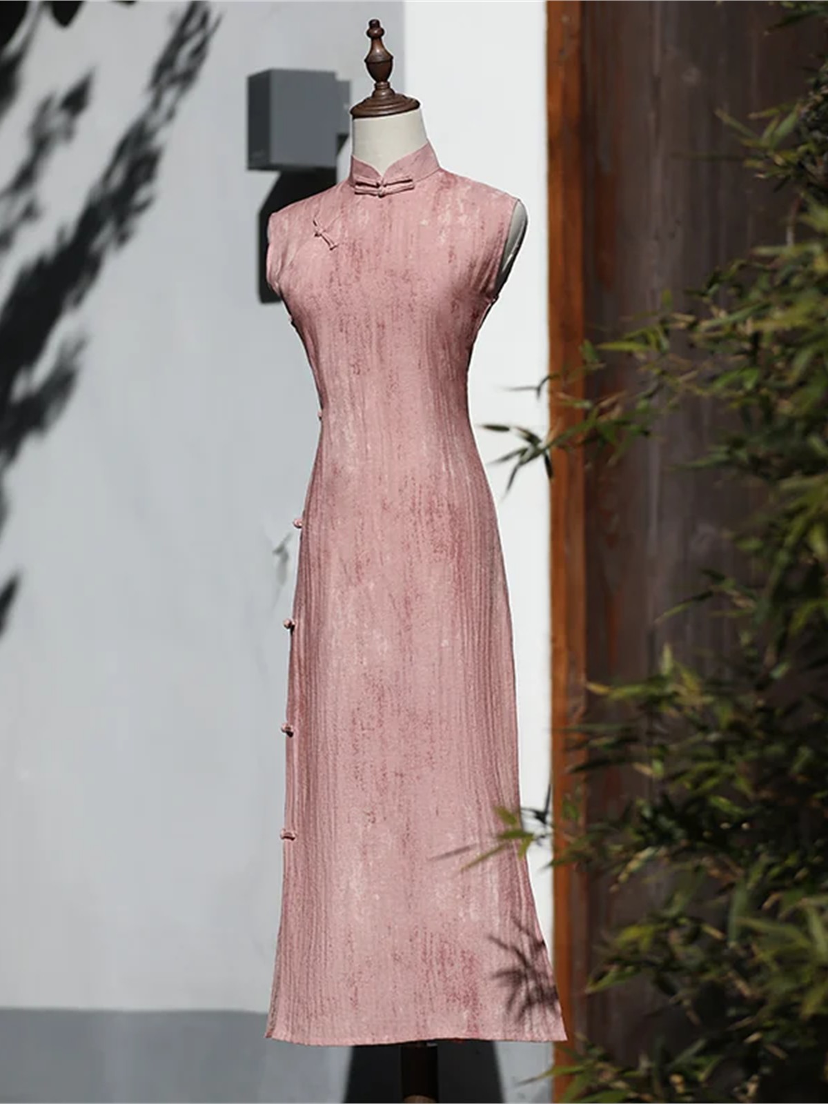 Yun Deng Textured Side Button Sleeveless Cheongsam