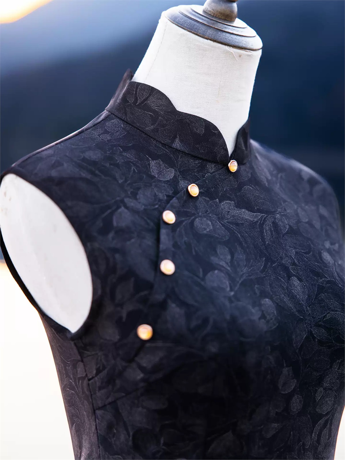 Yun Chen Floral Print Sleeveless Cheongsam