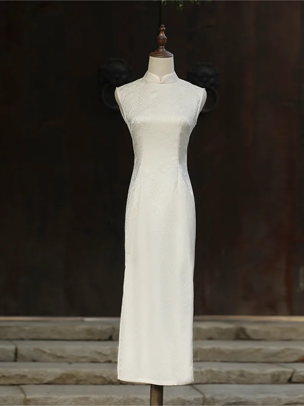 Yun Dou Textured Jacquard Sleeveless Cheongsam