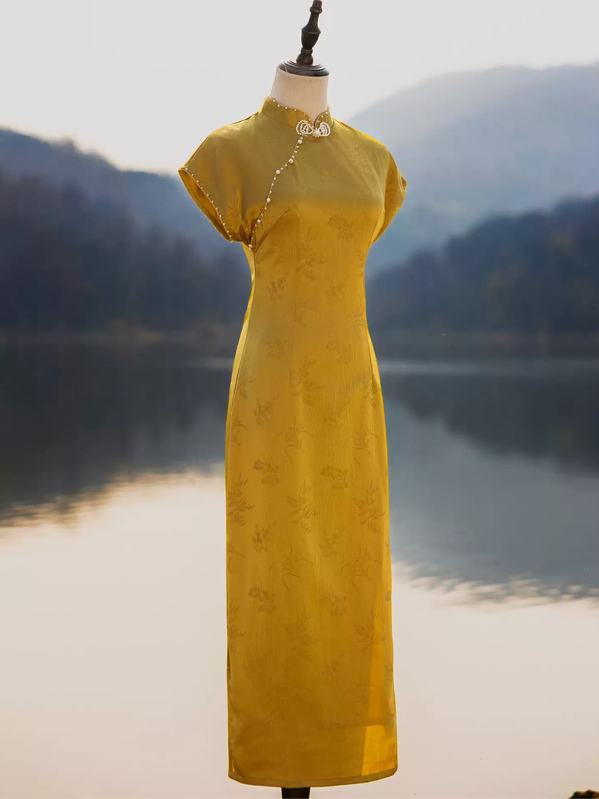 Yun Chou Botanical Jacquard Cap Sleeve Cheongsam