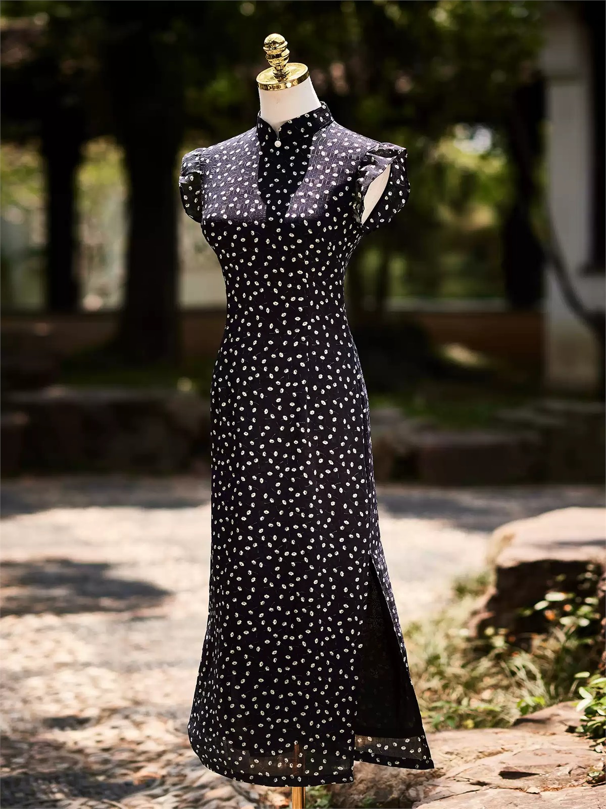 Yun Bu Ditsy Floral Flutter Sleeve Cheongsam
