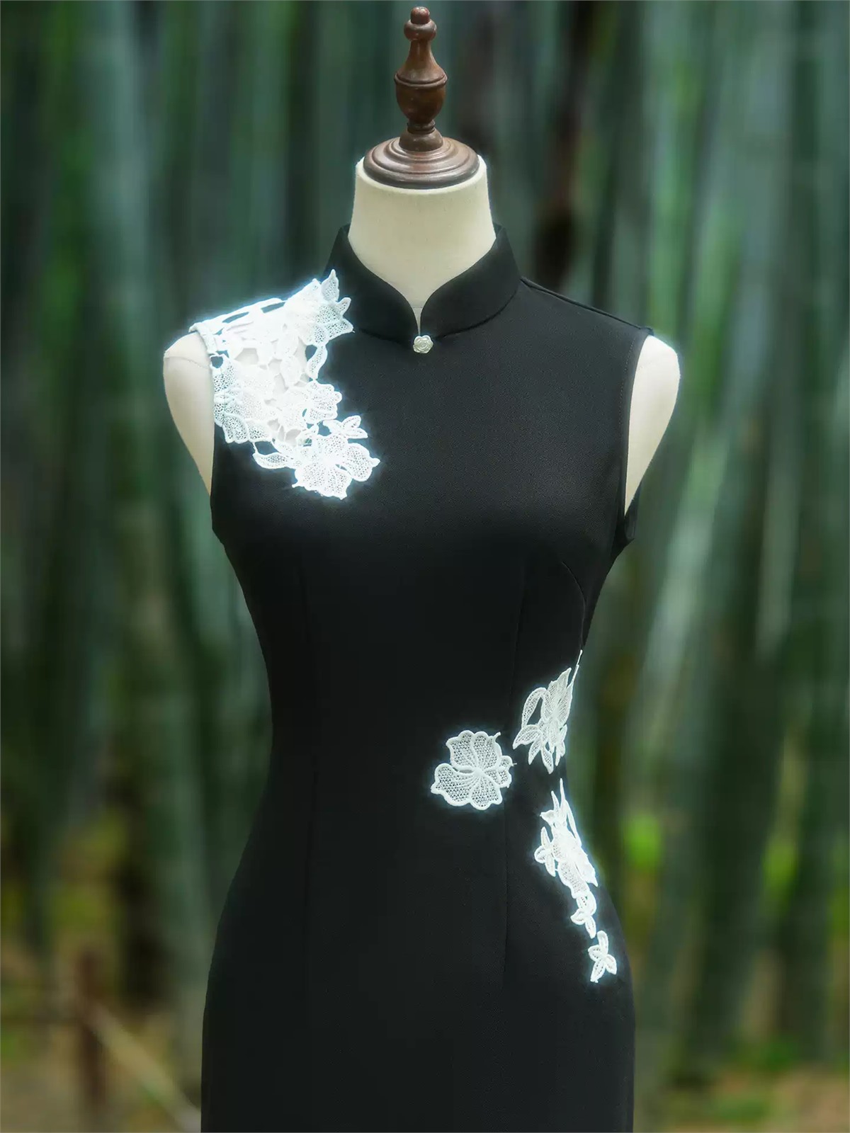 Ya Ai Floral Applique Sleeveless Cheongsam
