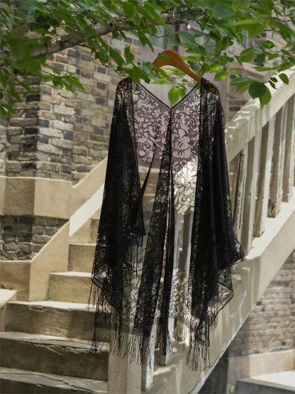 Yun Dai Floral Lace Tassel Shawl