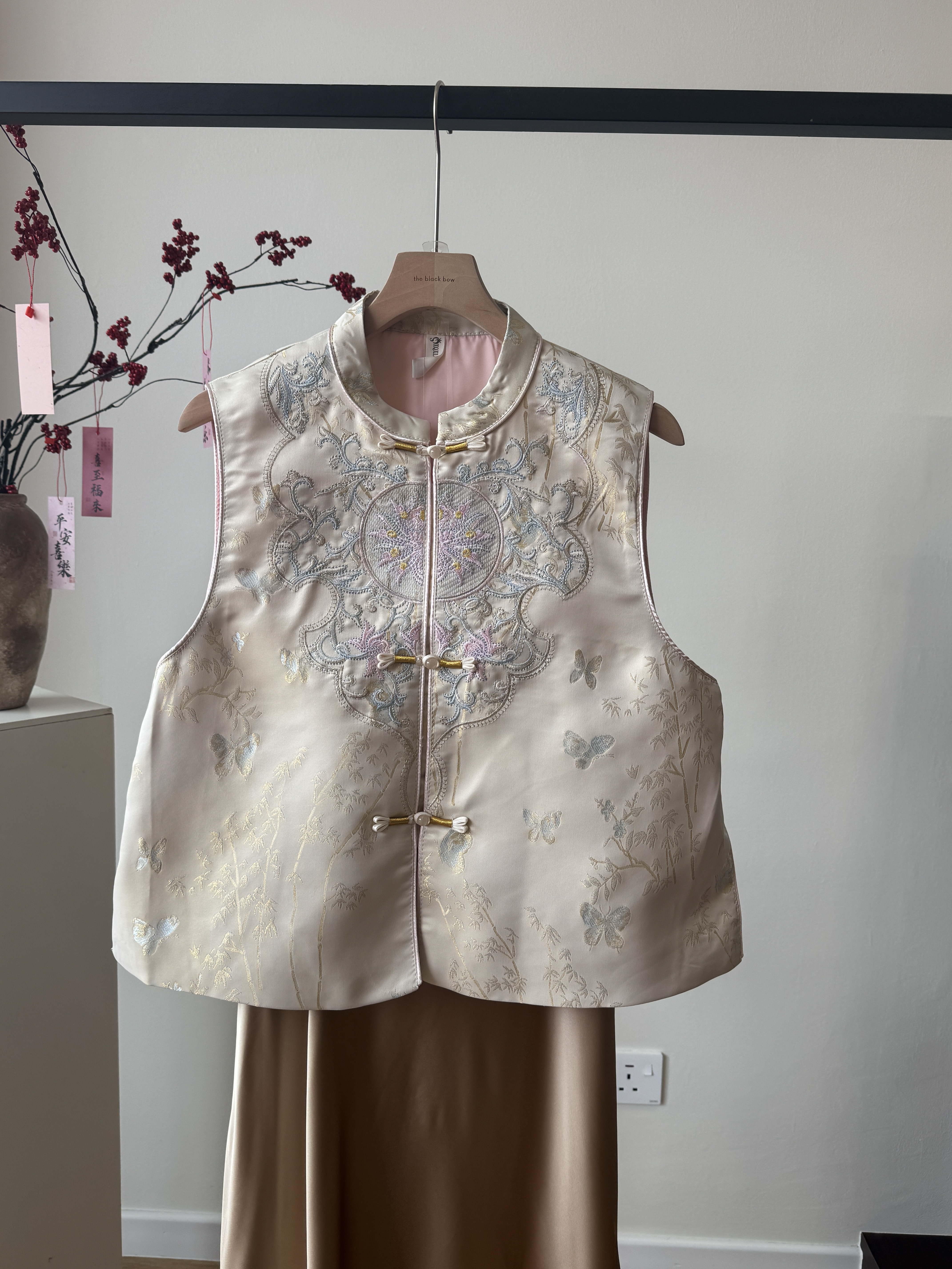 Shuang Er Oriental Vest