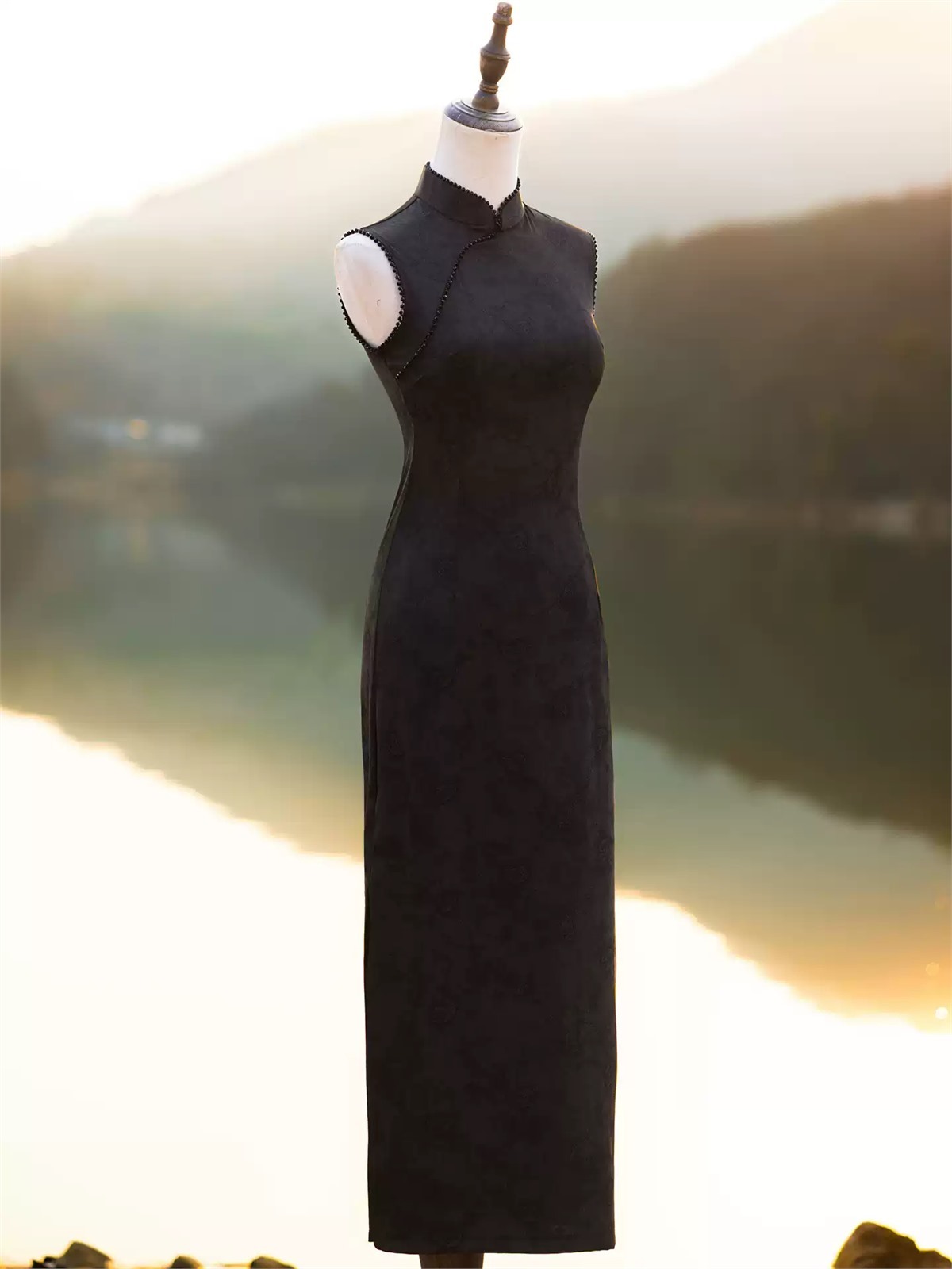 Ya Chang Sleeveless Jacquard Cheongsam