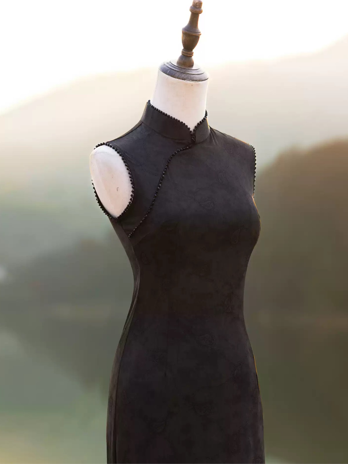 Ya Chang Sleeveless Jacquard Cheongsam
