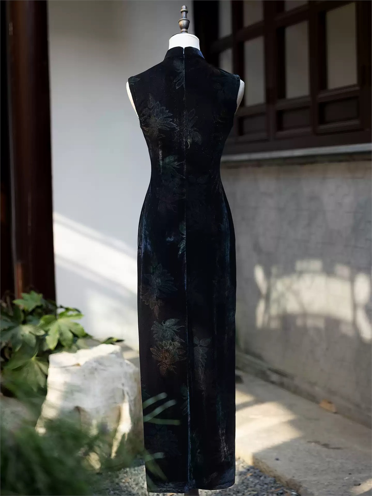 Ya Cao Floral Velvet Keyhole Sleeveless Cheongsam