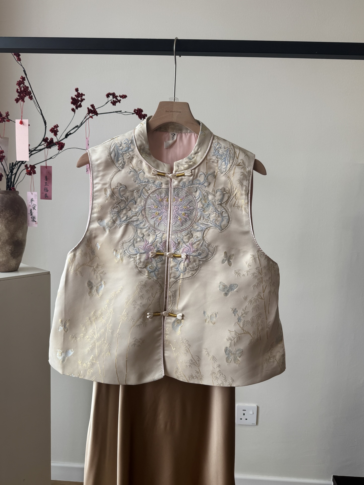 Shuang Er Oriental Vest