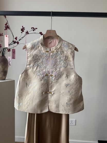 Shuang Er Oriental Vest