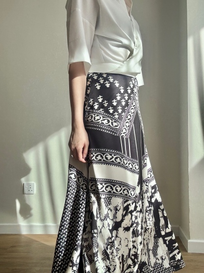 Videl Graphic Printing Skirt