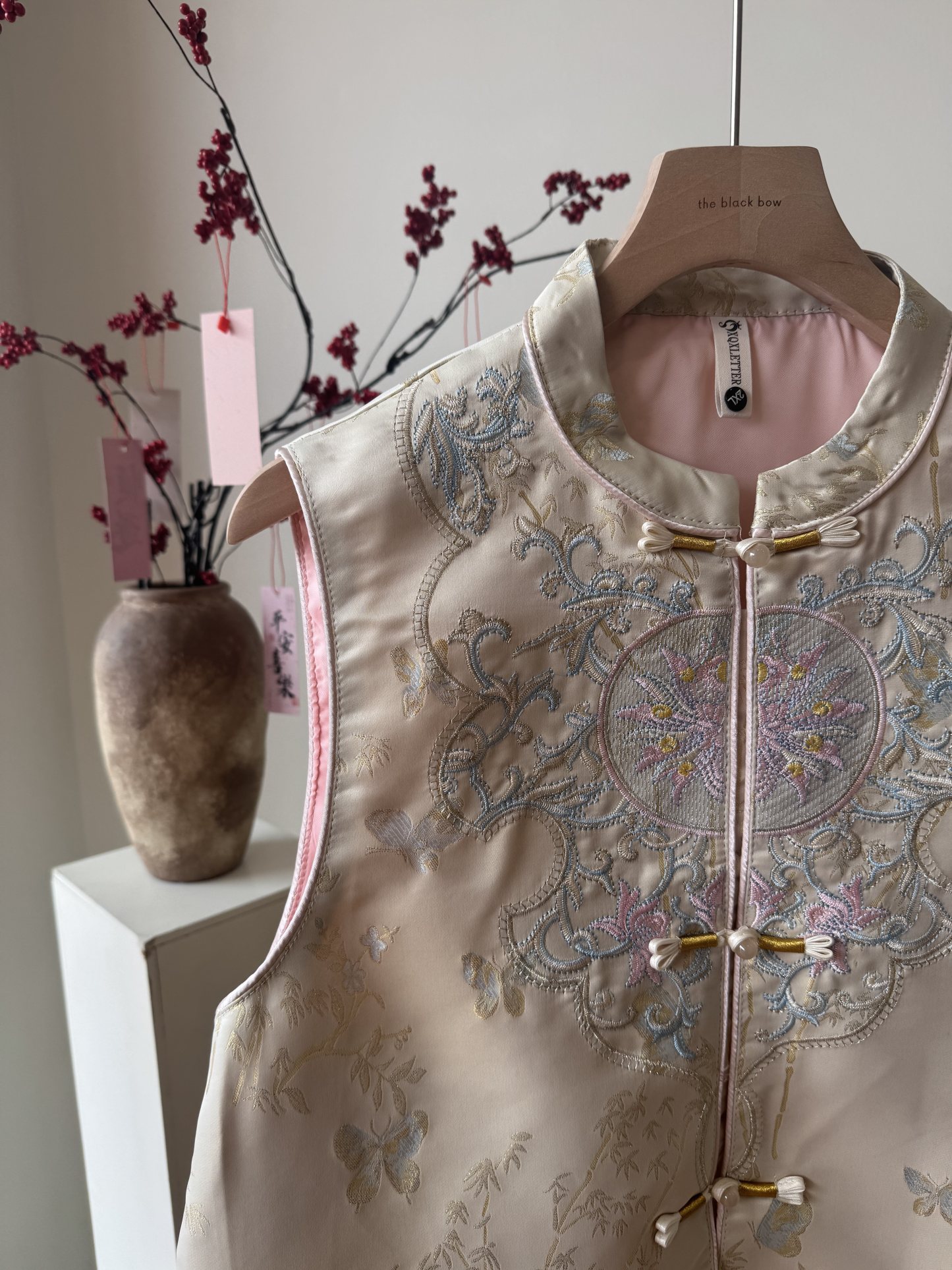 Shuang Er Oriental Vest