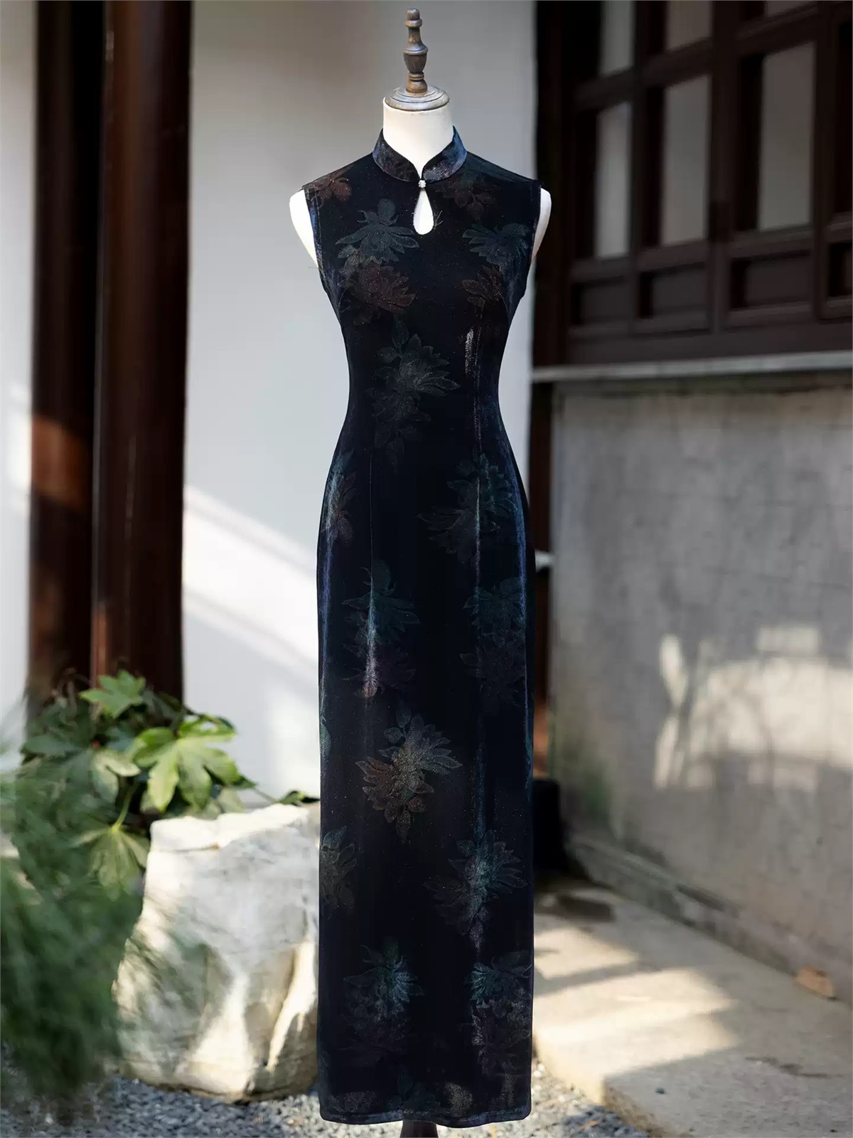 Ya Cao Floral Velvet Keyhole Sleeveless Cheongsam