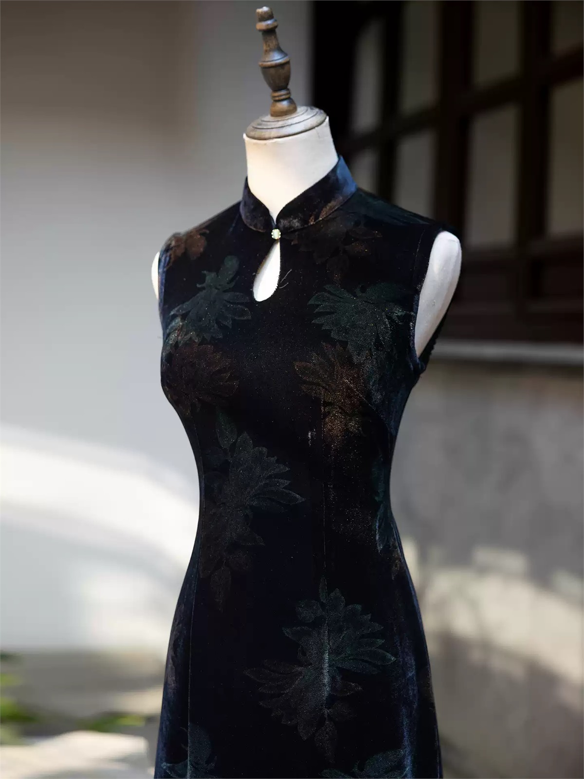 Ya Cao Floral Velvet Keyhole Sleeveless Cheongsam