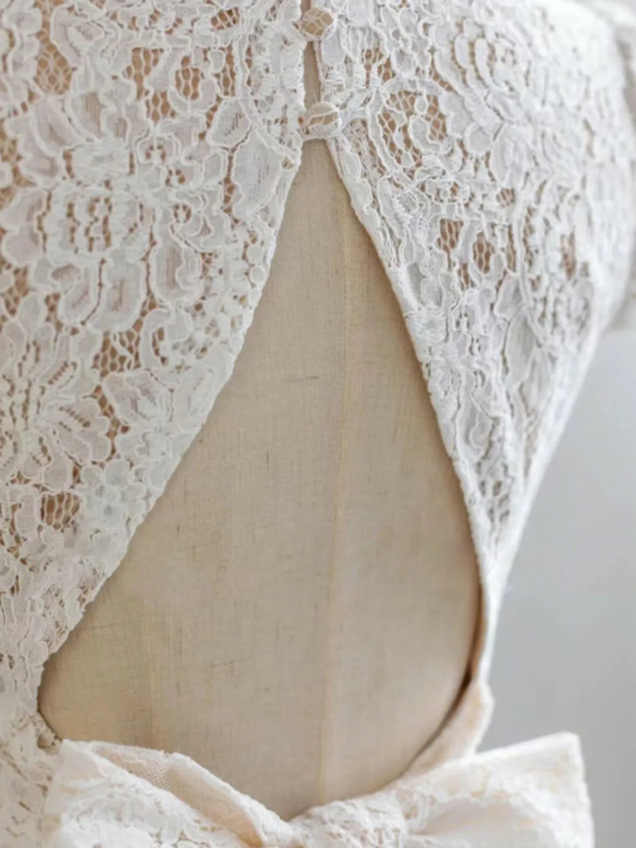 Wan Ru Bare Back Lacey Cheongsam-The Black Bow-