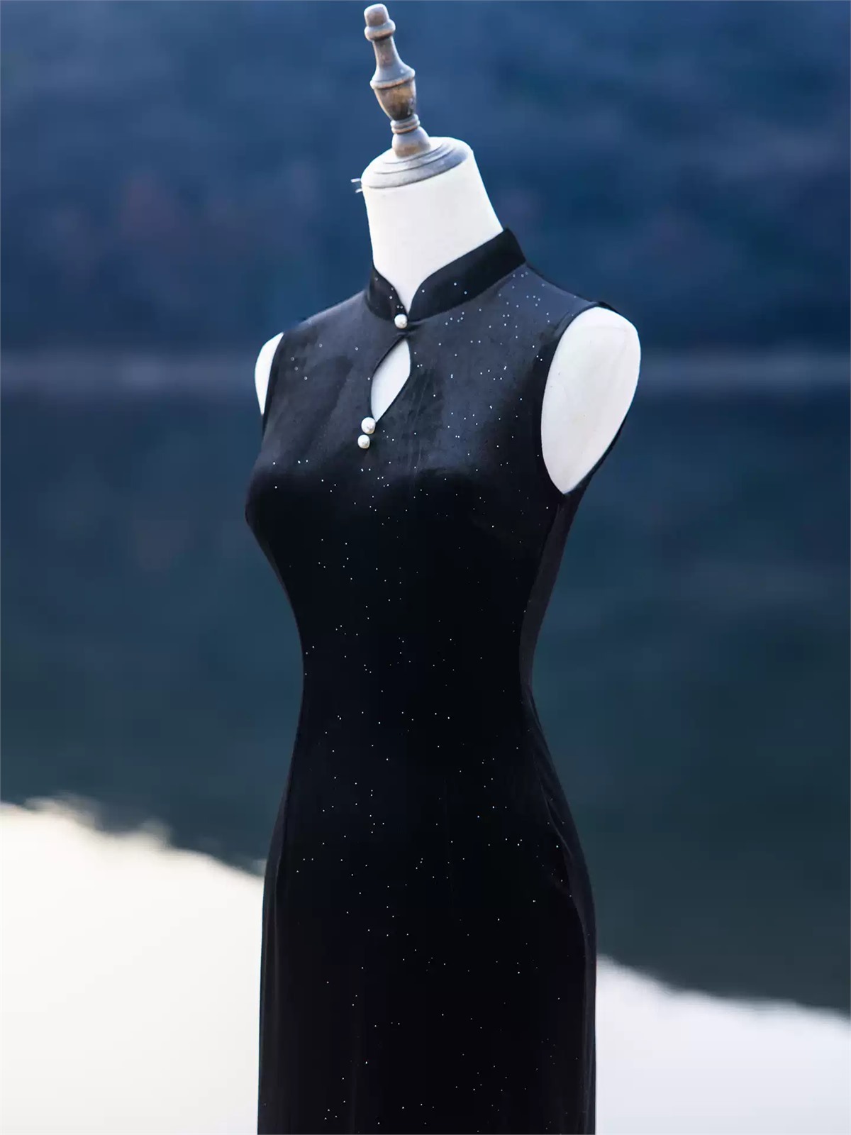 Ya Bin Keyhole Sleeveless Velvet Cheongsam