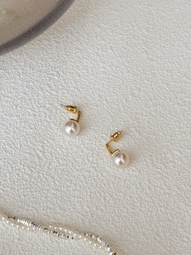 Ye-Jin Single Pearl Drop Earrings