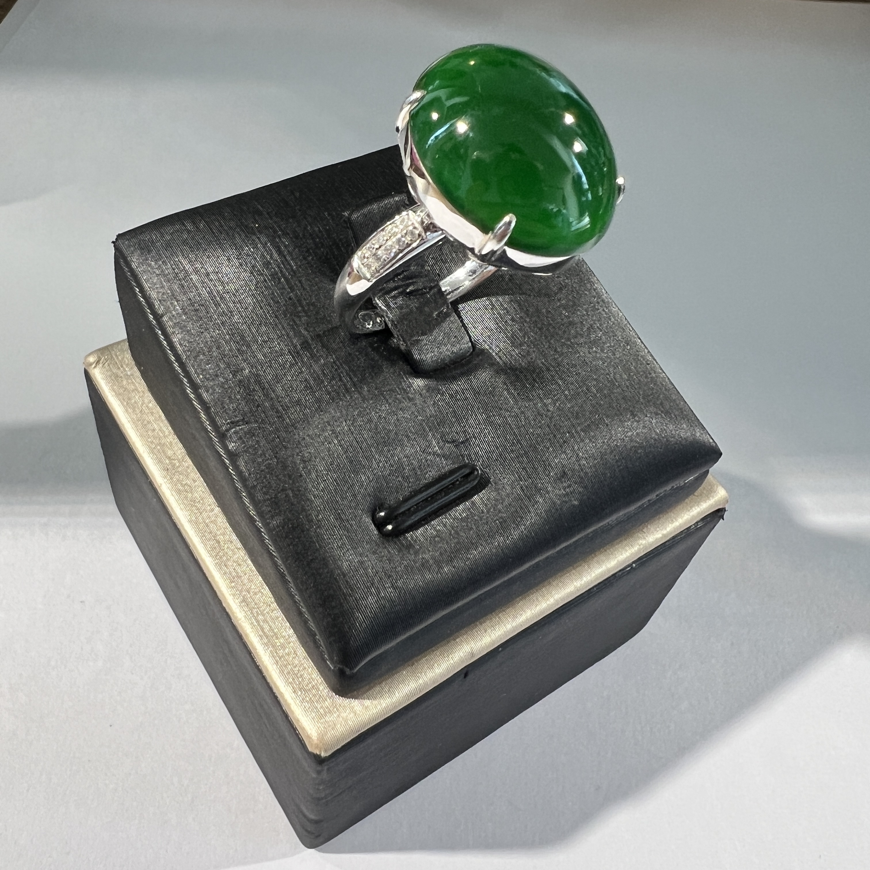 18K濃陽綠大蛋面戒指