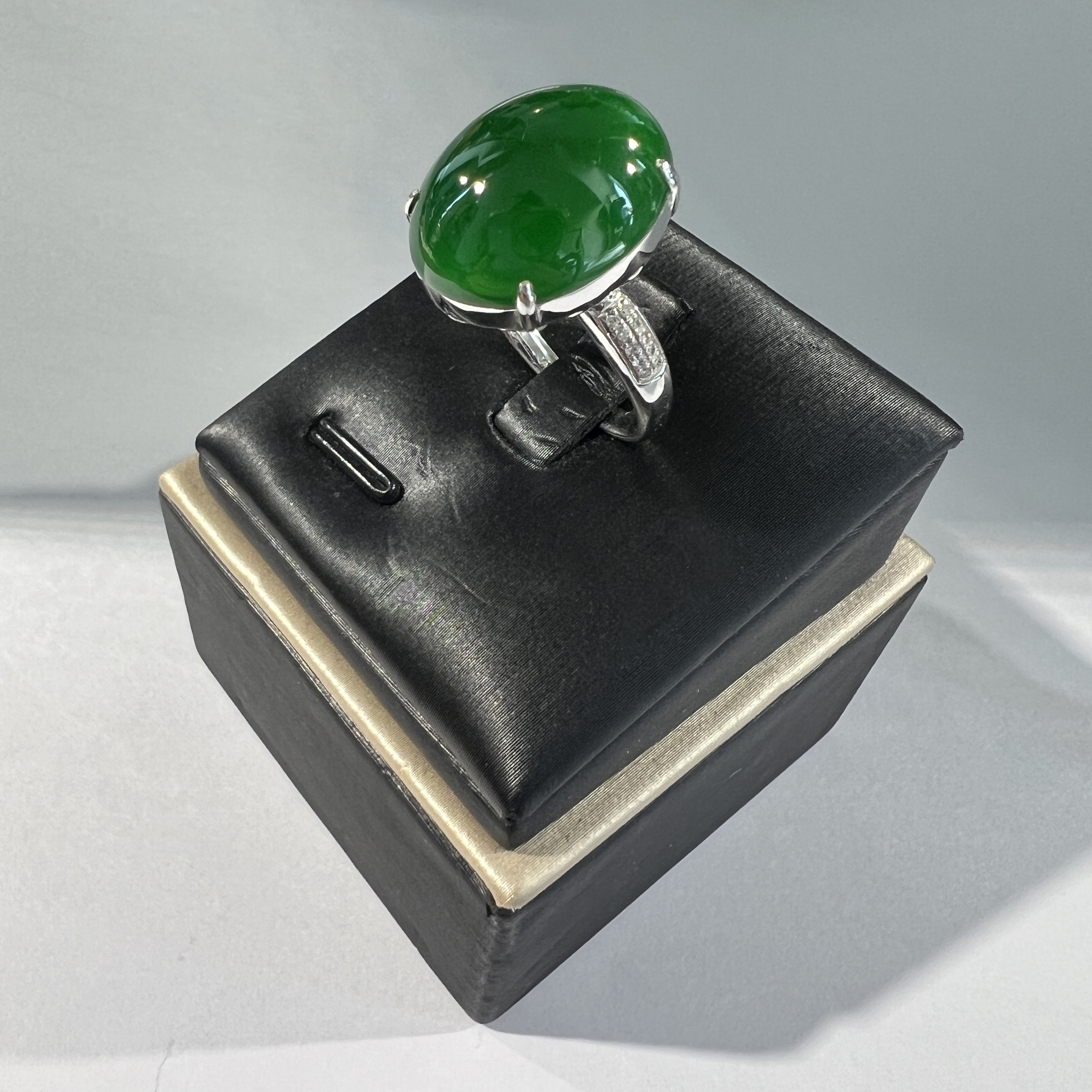 18K濃陽綠大蛋面戒指