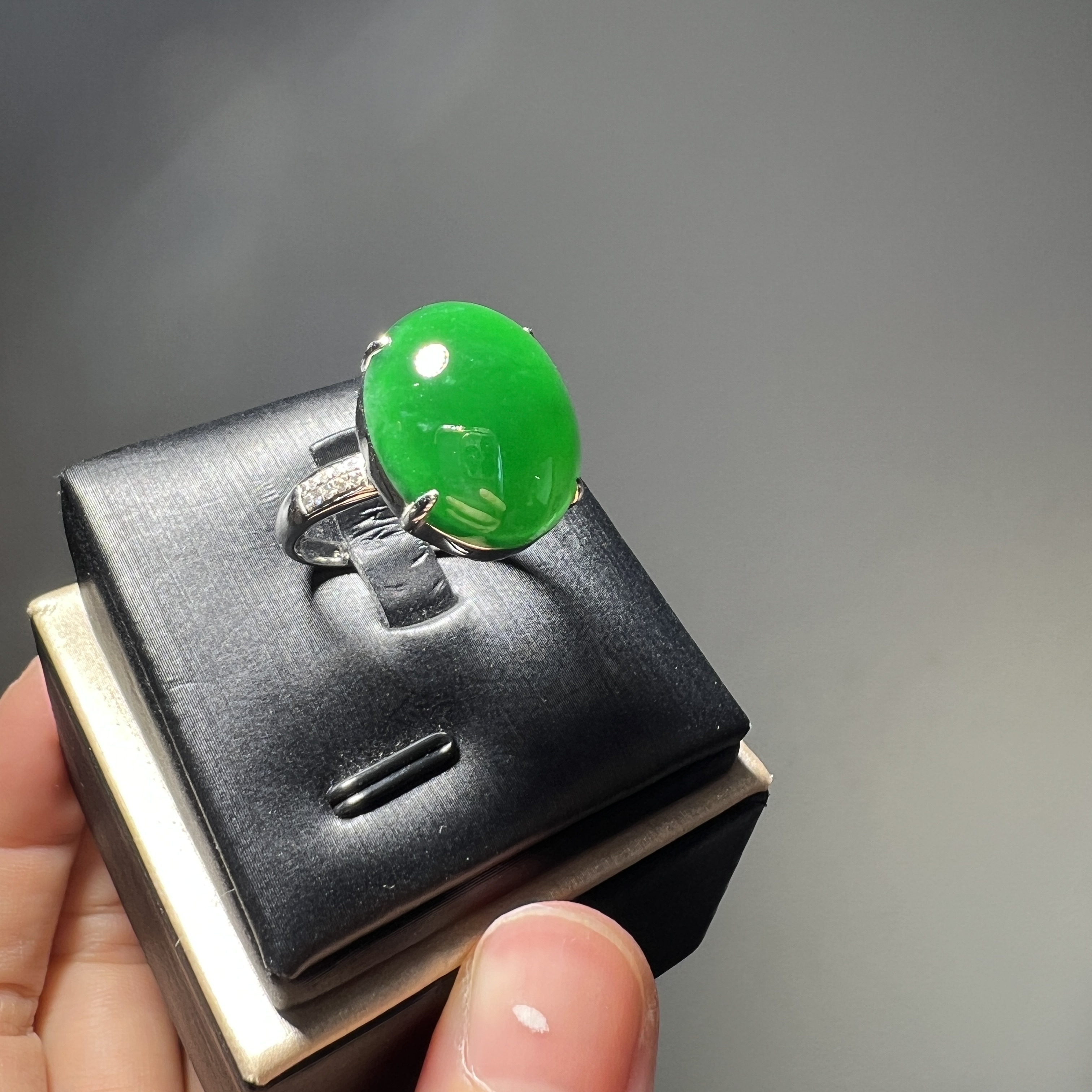 18K濃陽綠大蛋面戒指