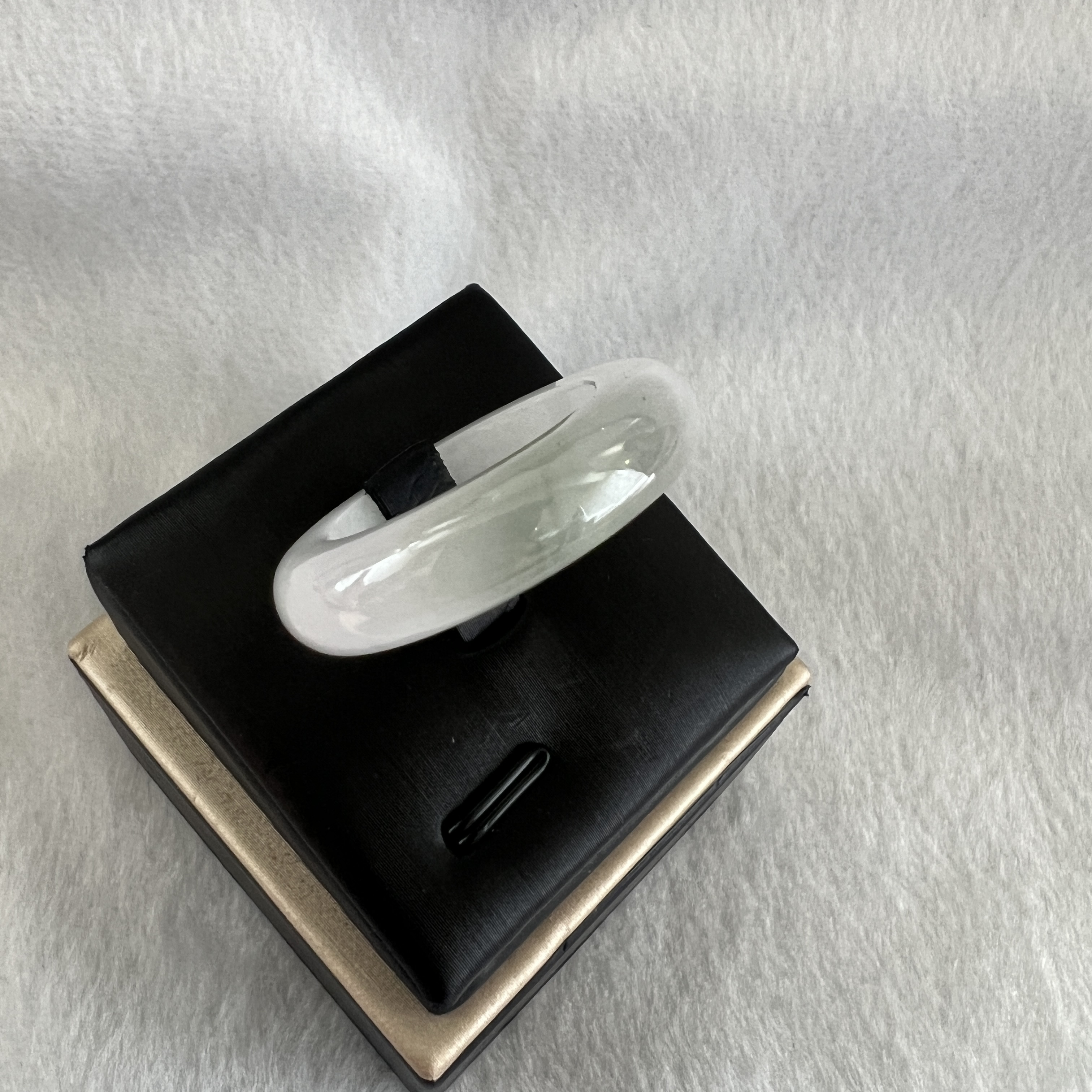 冰白底飄一抹湖水綠