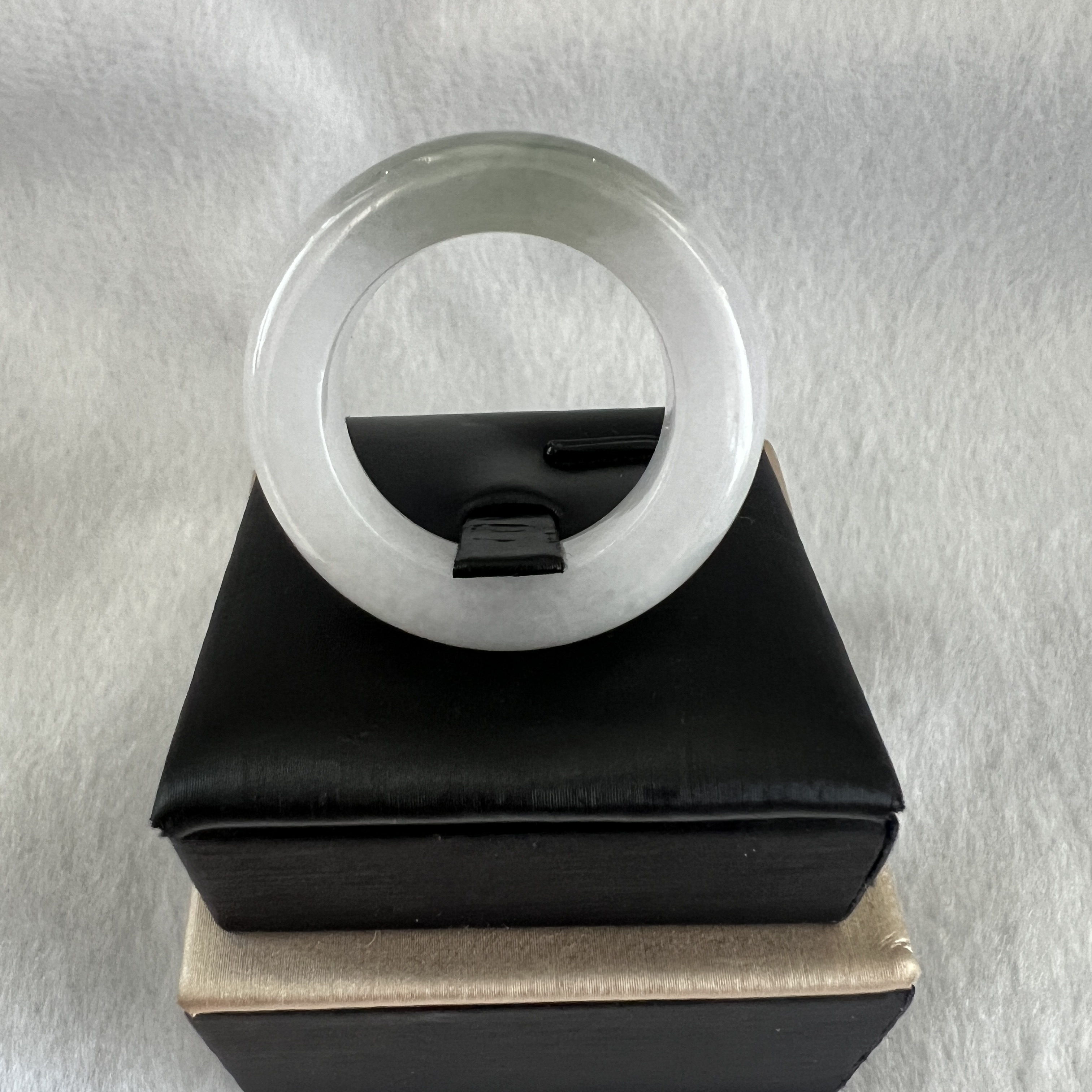 冰白底飄一抹湖水綠