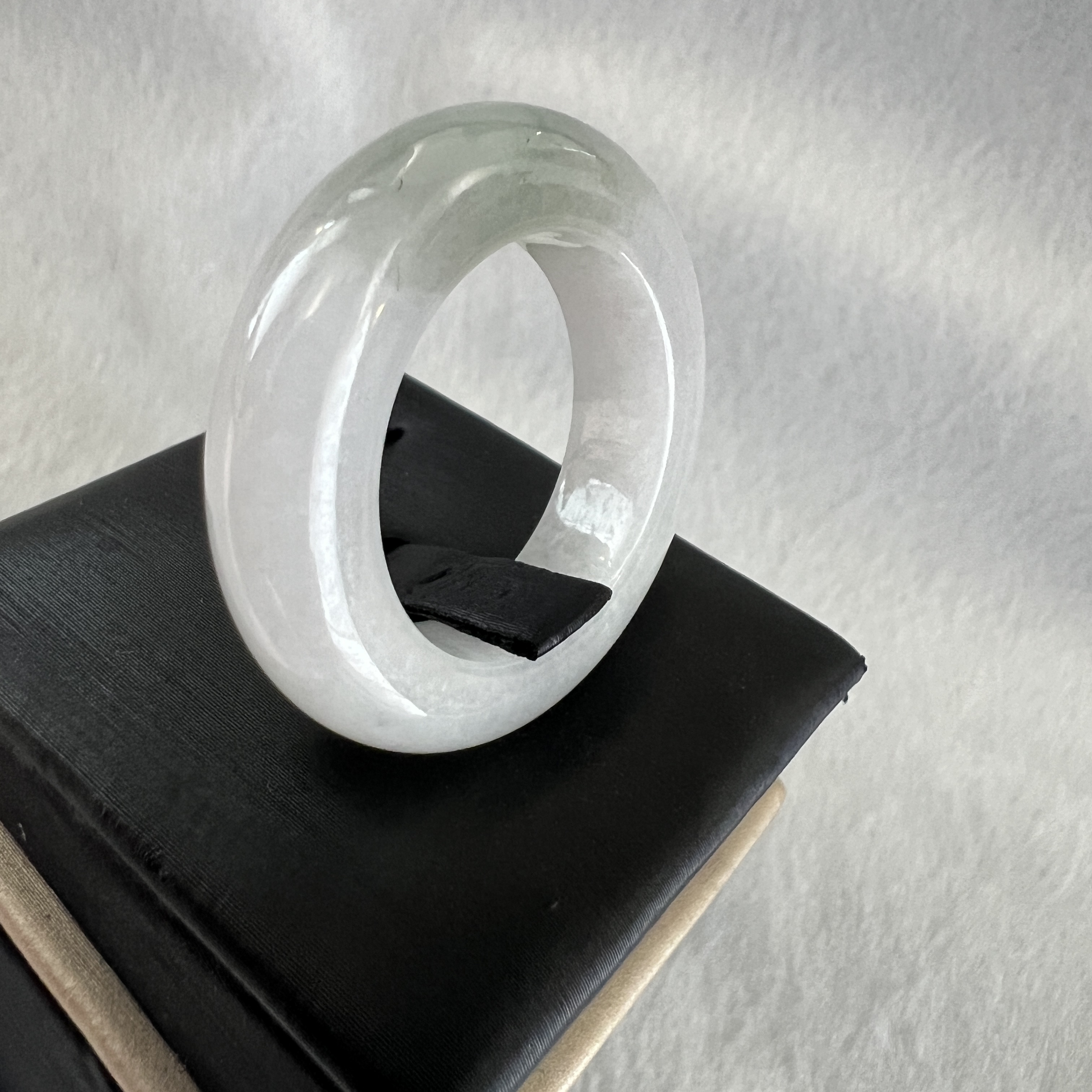 冰白底飄一抹湖水綠