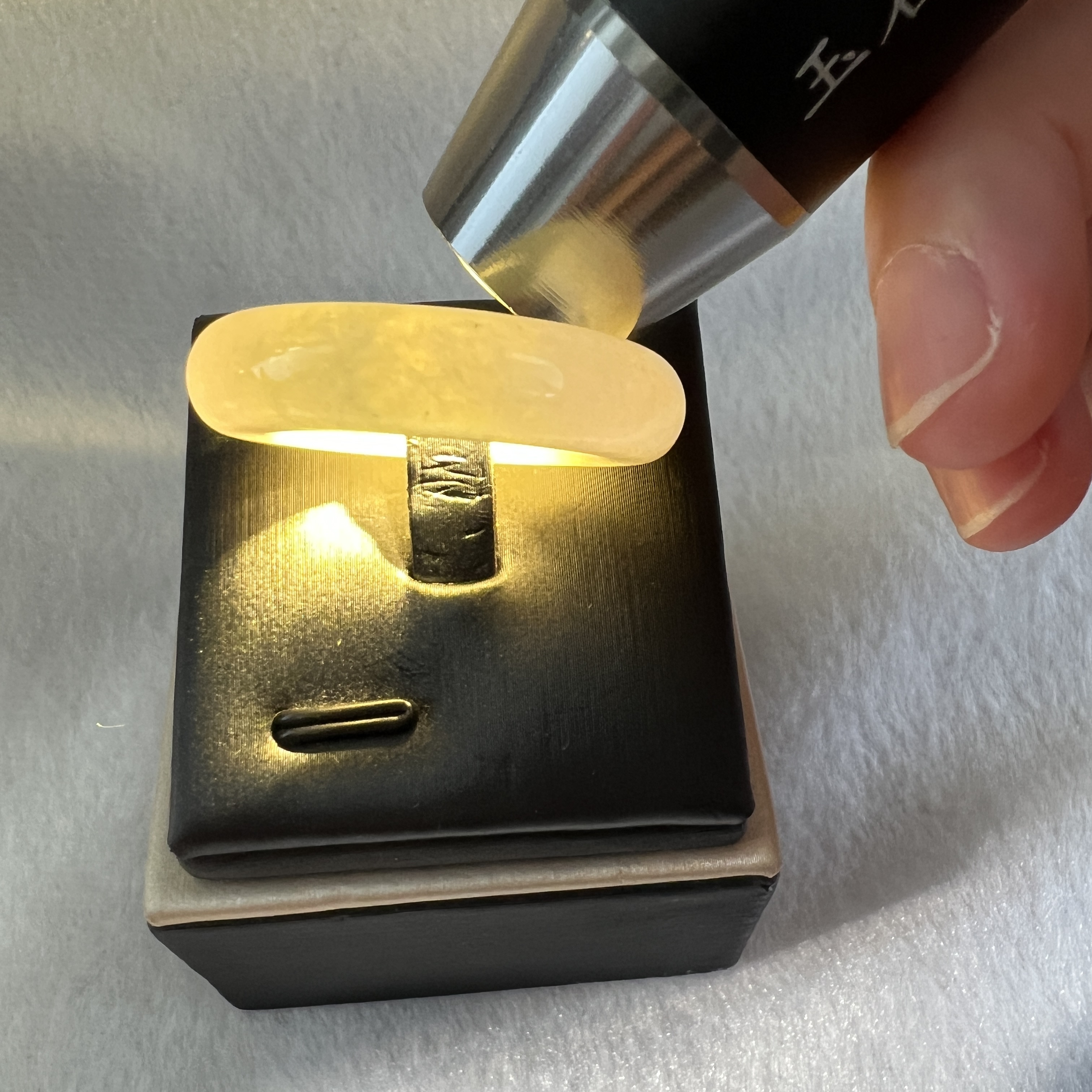 冰白底飄一抹湖水綠