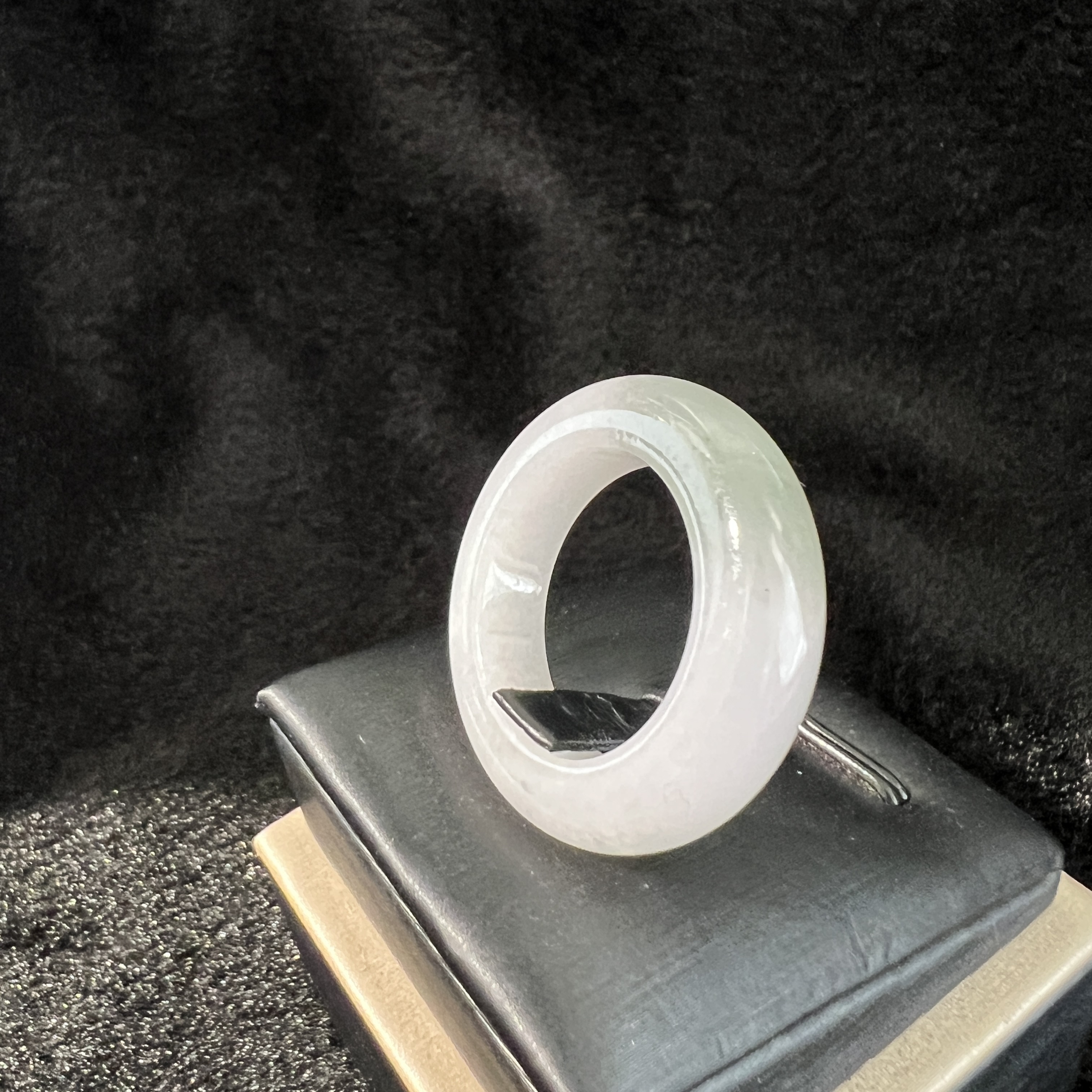 冰白底飄一抹湖水綠