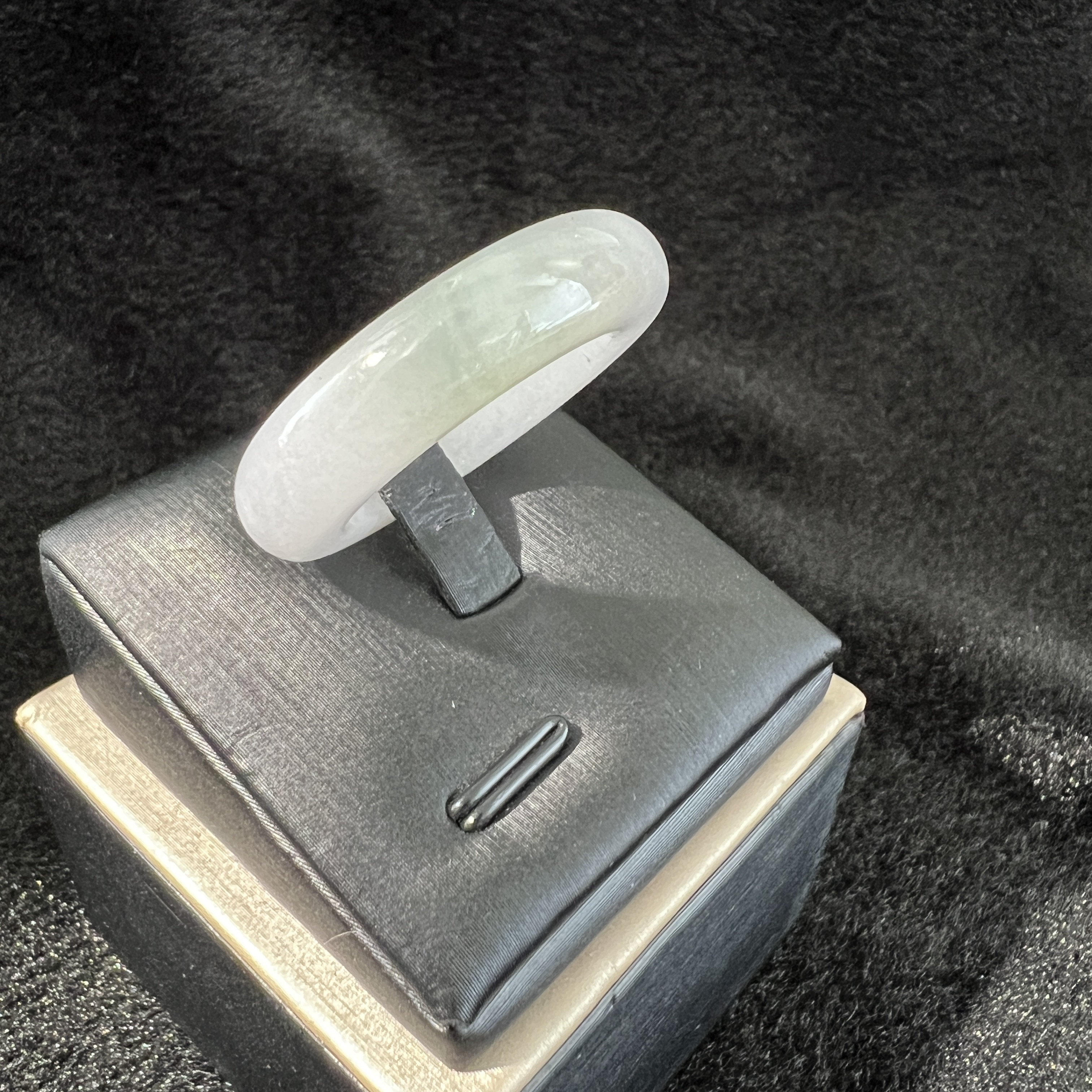 冰白底飄一抹湖水綠