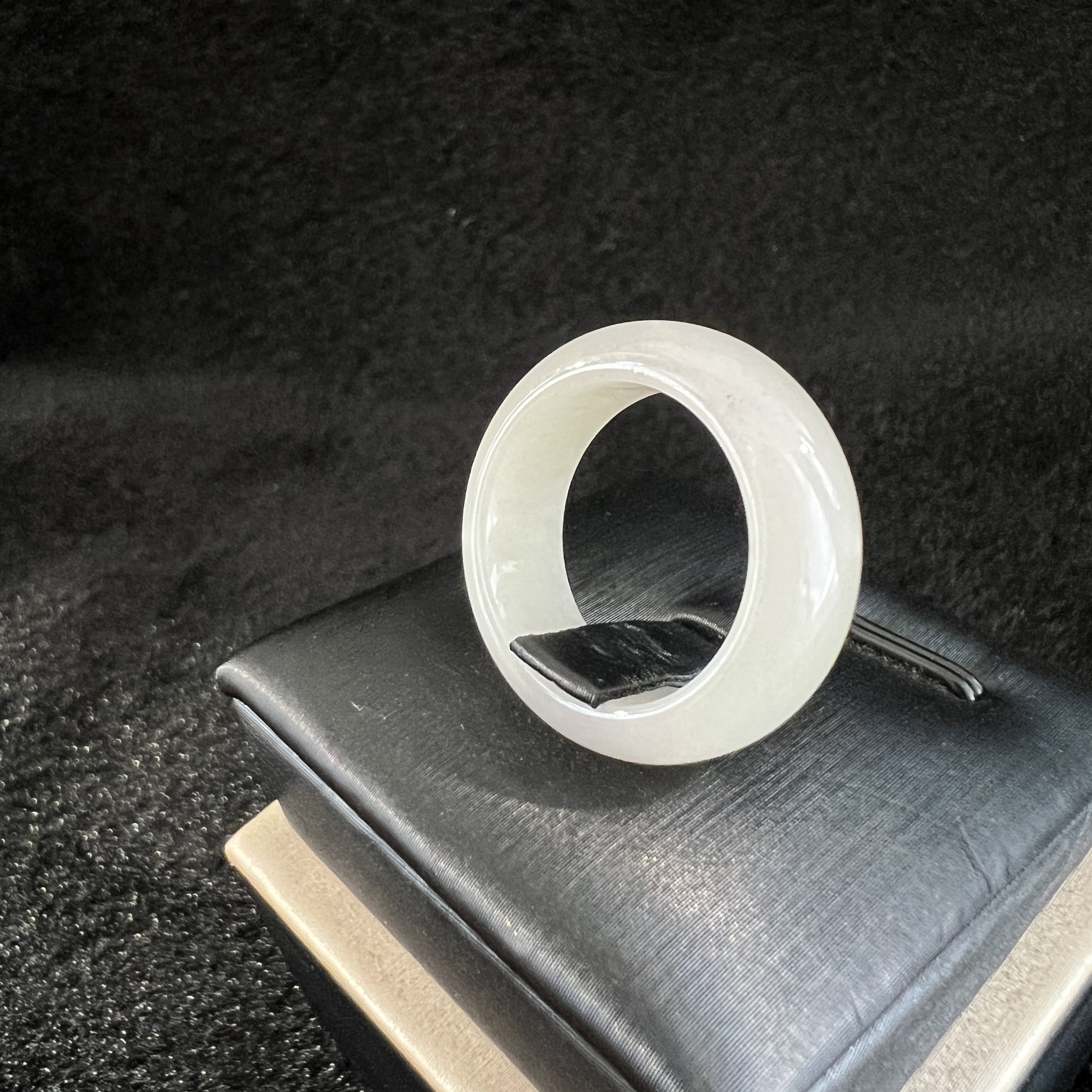 冰白底飄一抹蜜糖黃戒指