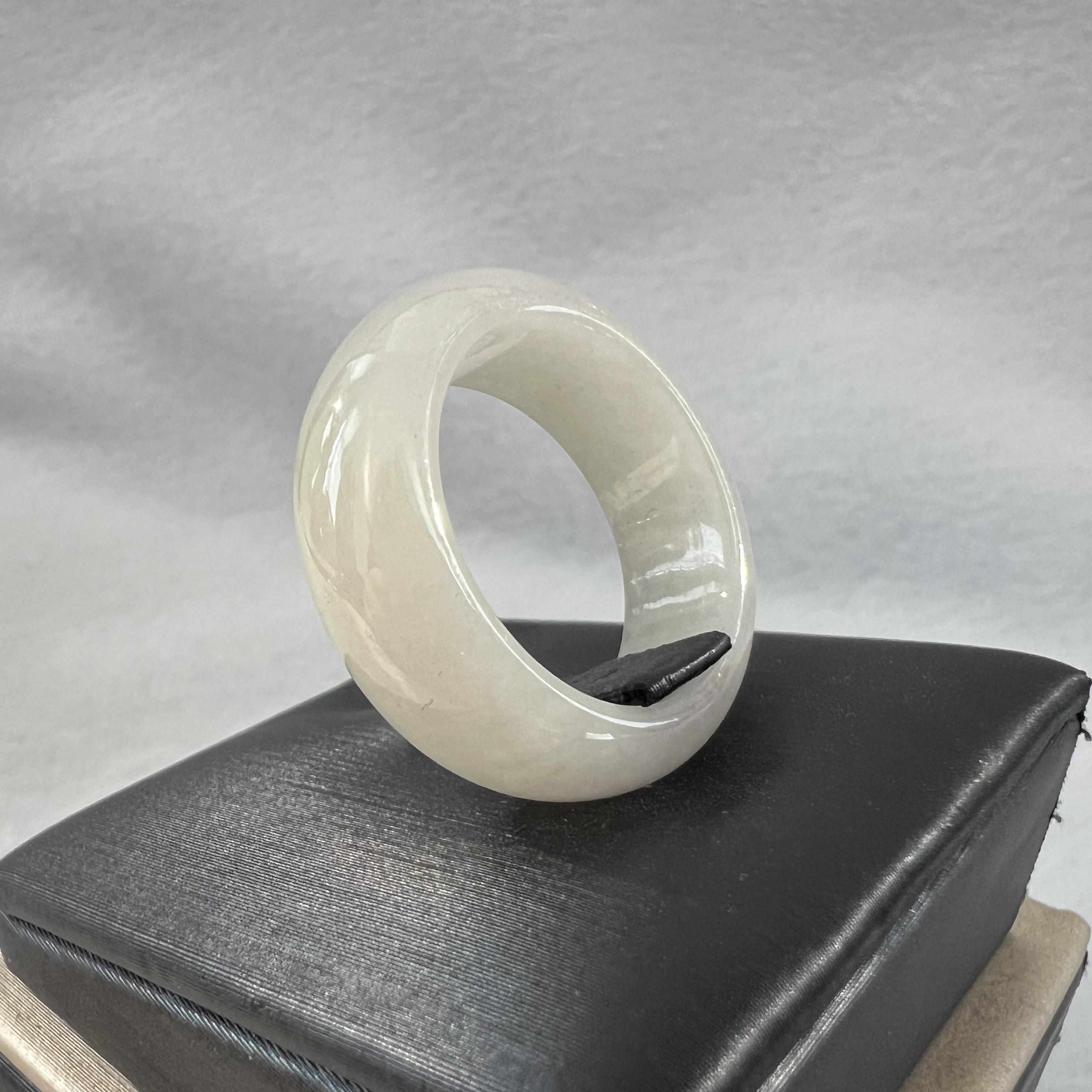 冰白底飄一抹蜜糖黃戒指