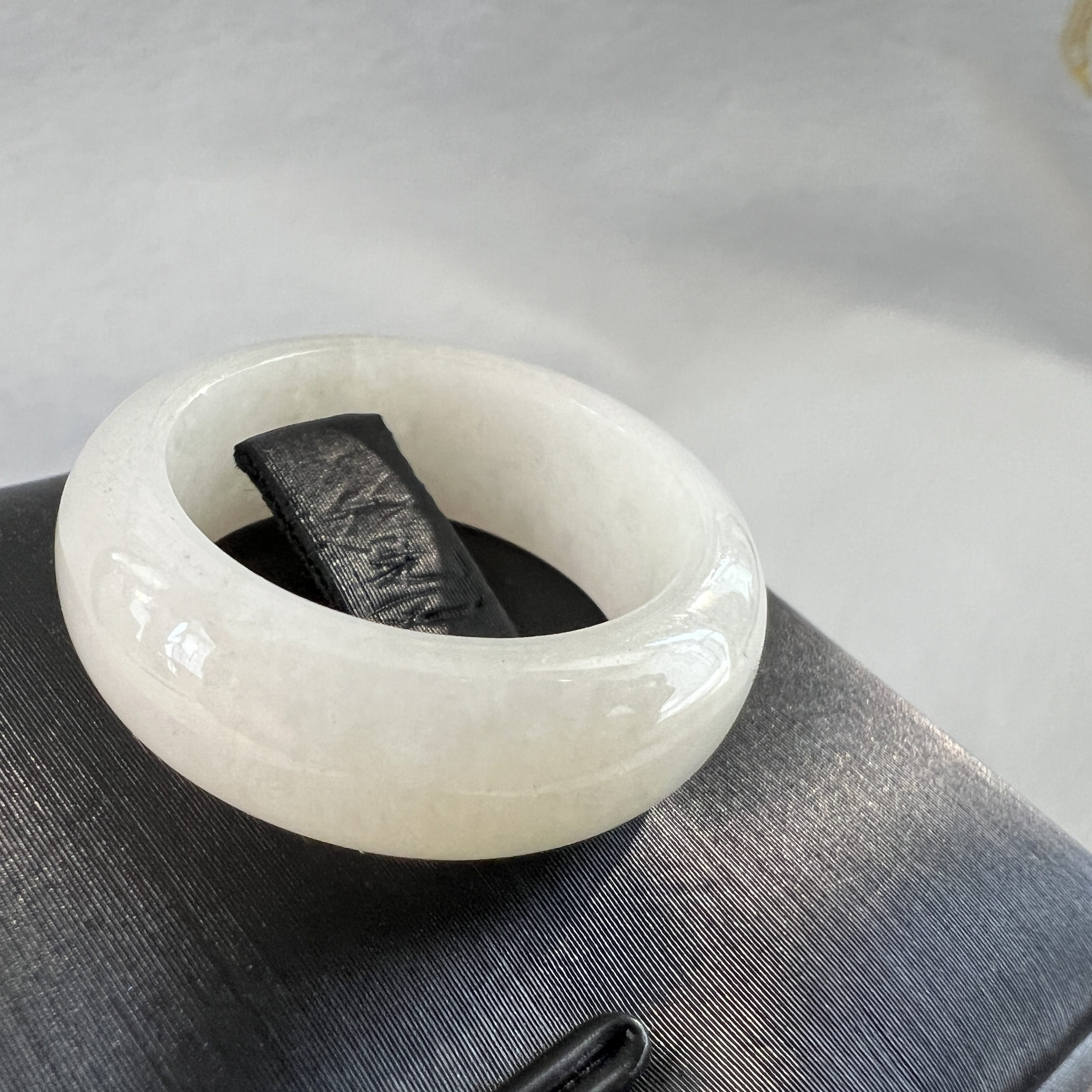 冰白底飄一抹蜜糖黃戒指