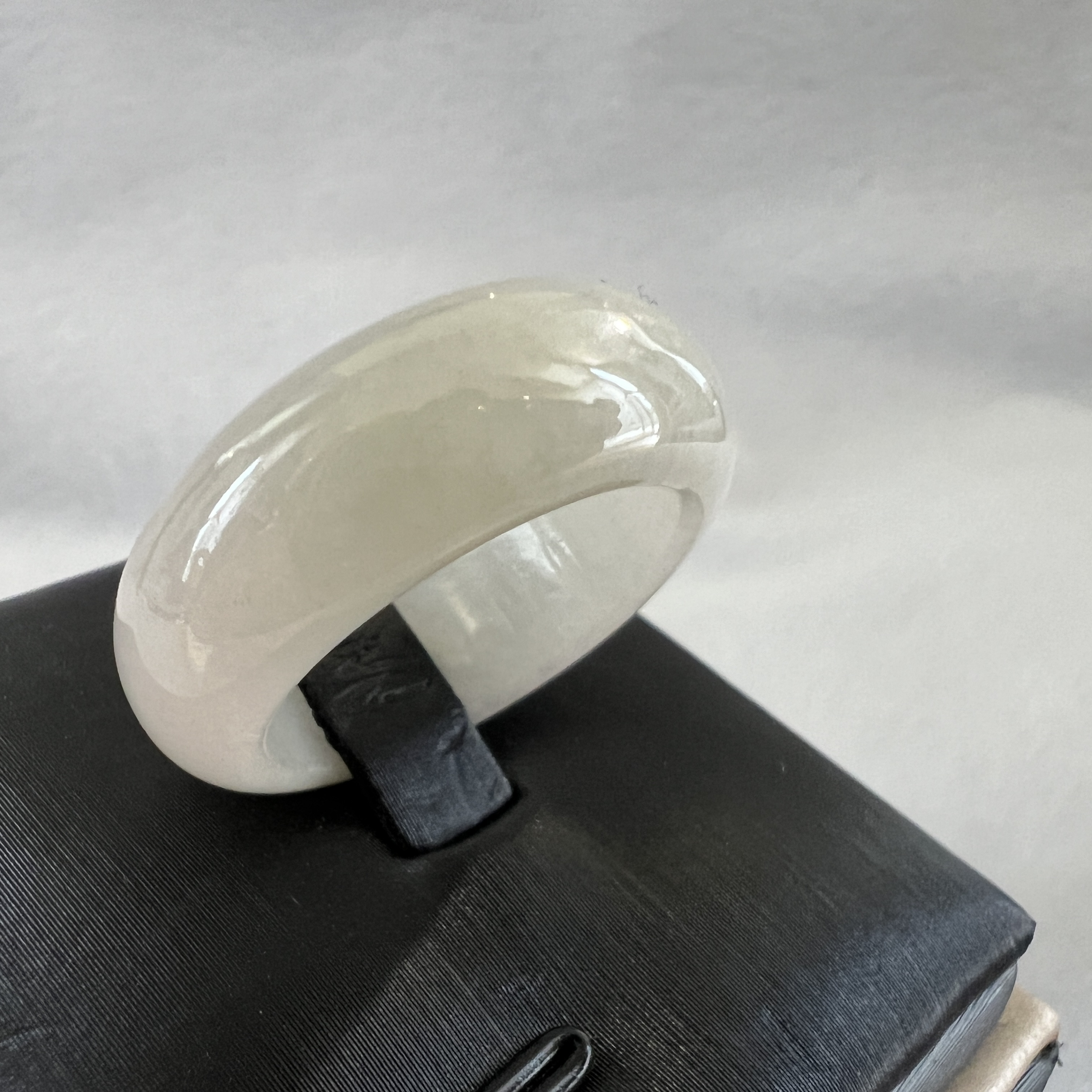 冰白底飄一抹蜜糖黃戒指