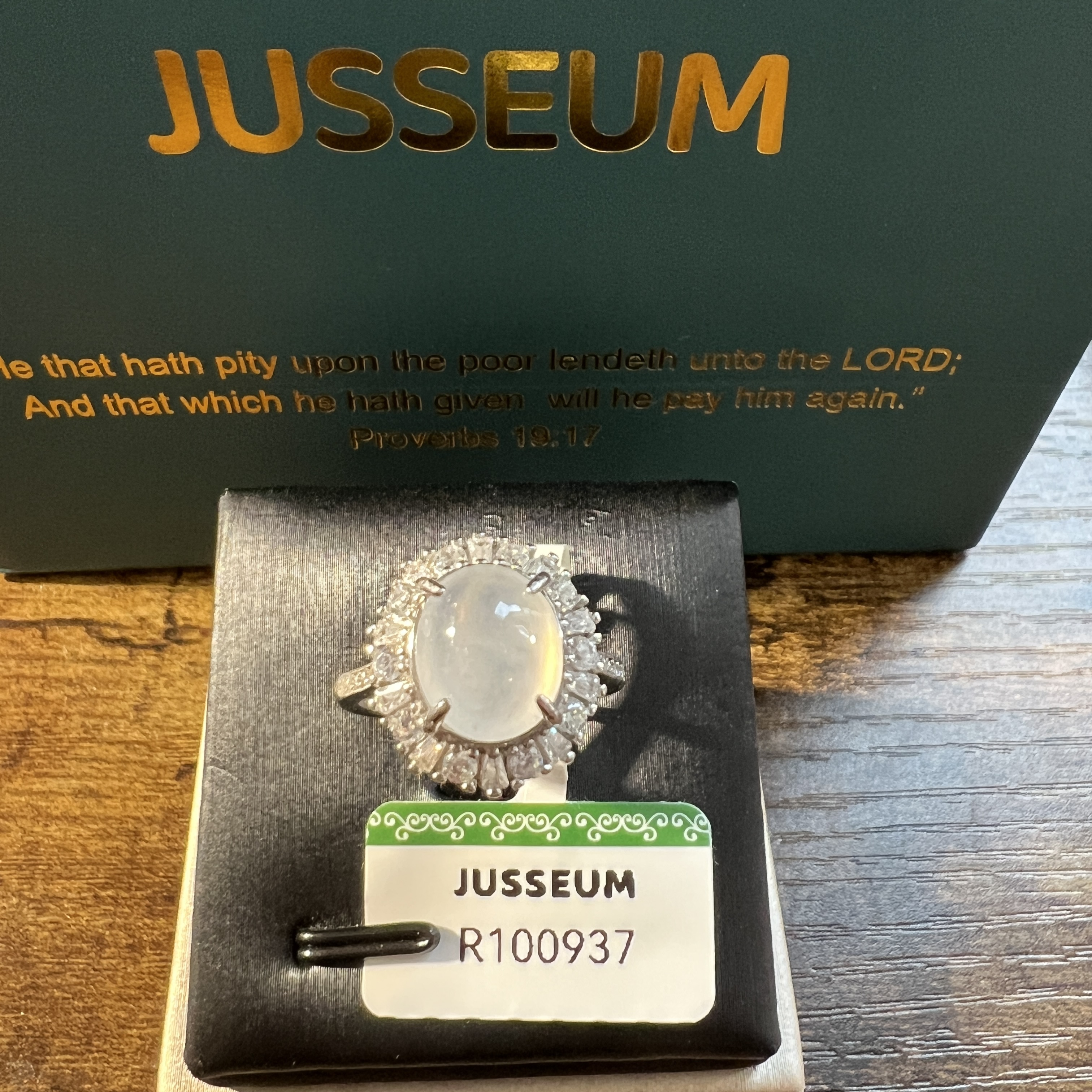 正冰種起膠白蛋面戒指